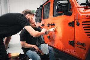 Fahrzeugaufbereitung Solingen
Professionelle Autoaufbereitung – Inhaber von AutoAffin bei der Keramikversiegelung