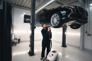 Professionelle Autoaufbereitung – Inhaber von AutoAffin bei der Keramikversiegelung